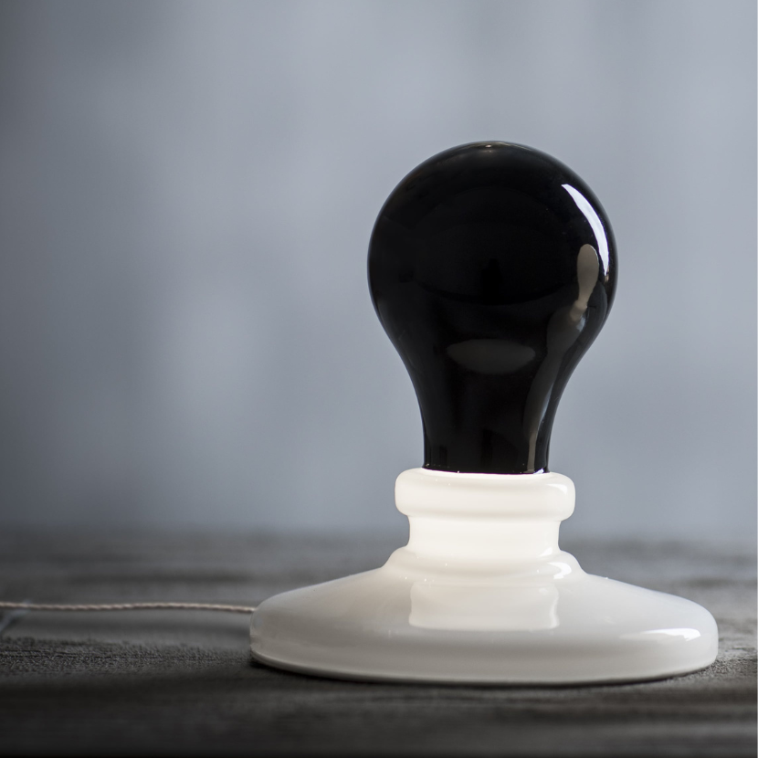 Light Bulb Negra (lámpara de exposición)